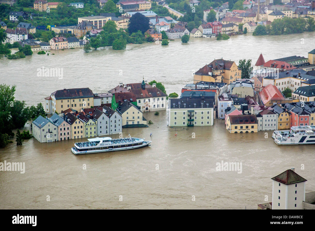 Donaukai mit Kreuzfahrtschiffen in Passau im Juni 2013 überflutet, Passau, Bayern, Deutschland Stockfoto