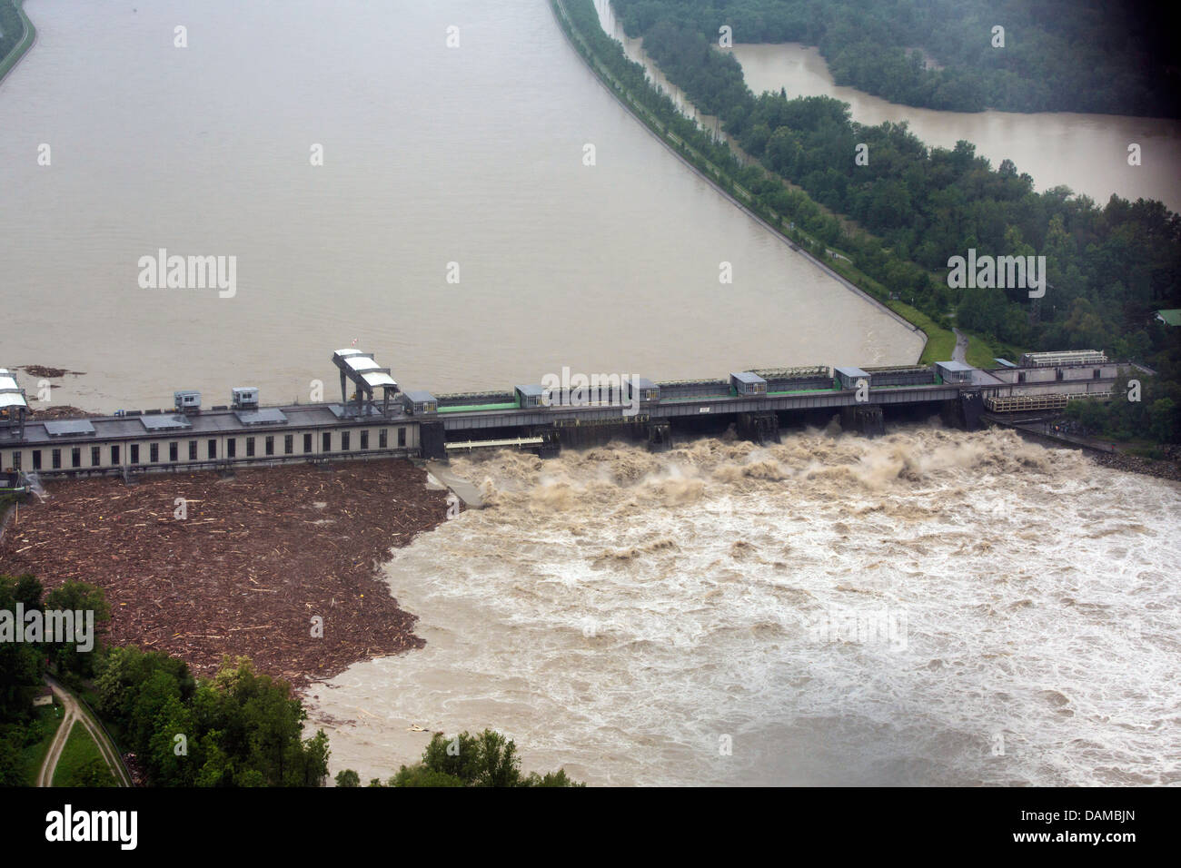 Wasserkraftwerk am Fluss Inn mit Treibholz bei Hochwasser im Juni 2013, Kirchdorf-Simbach, See Chiemsee, Bayern, Deutschland Stockfoto