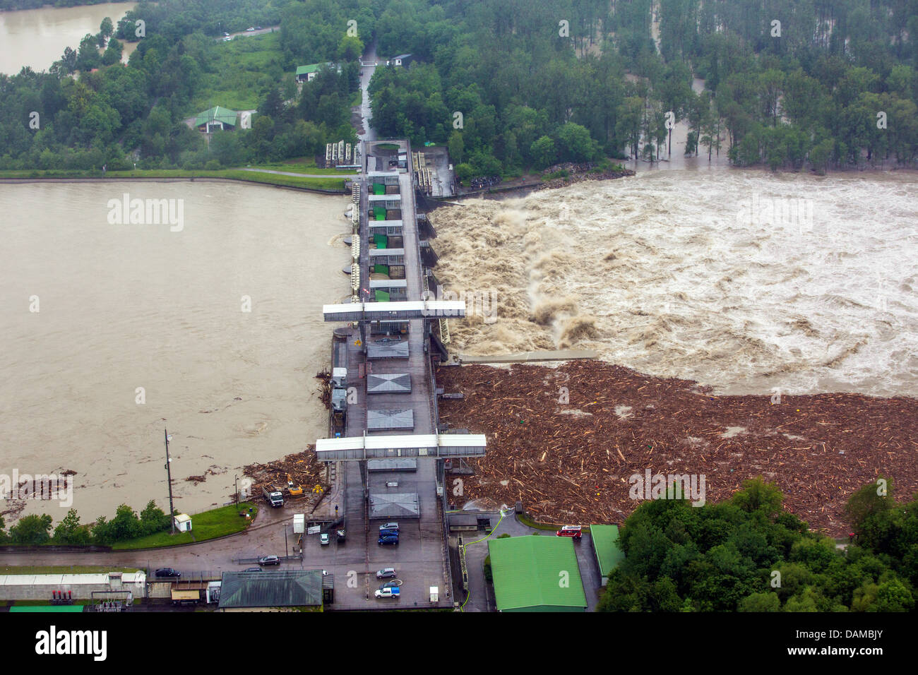 Wasserkraftwerk am Fluss Inn mit Treibholz bei Hochwasser im Juni 2013, Kirchdorf-Simbach, See Chiemsee, Bayern, Deutschland Stockfoto