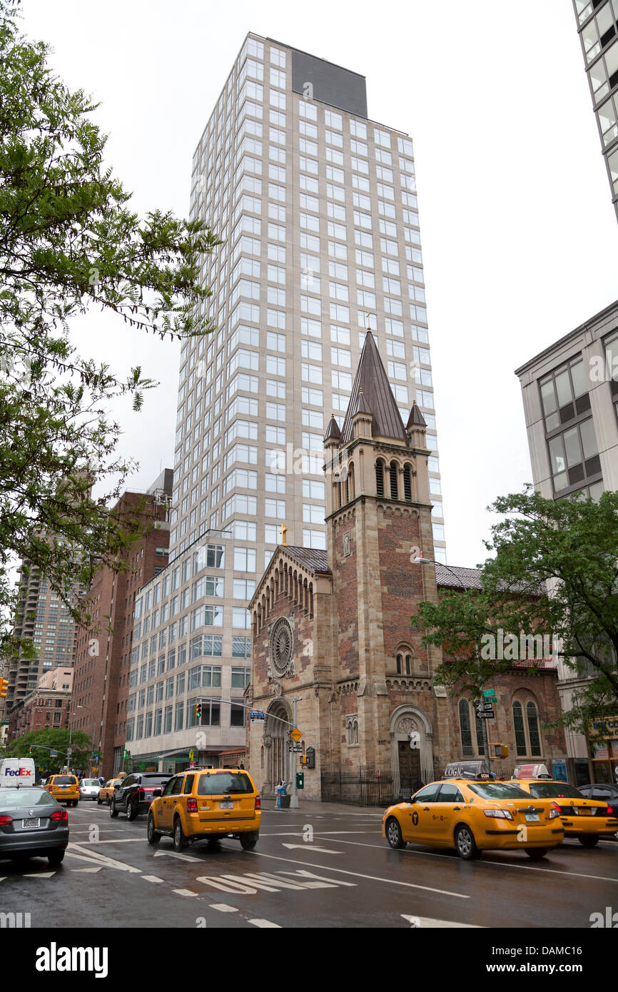 Alte Kirche und neue Wolkenkratzer in New York City, Manhattan Stockfoto