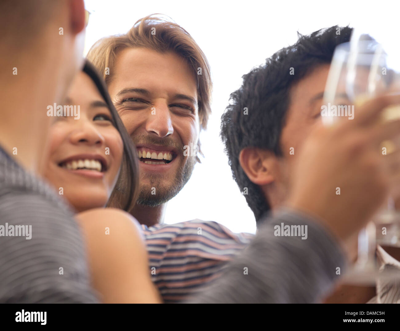 Freunde Lachen auf party Stockfoto