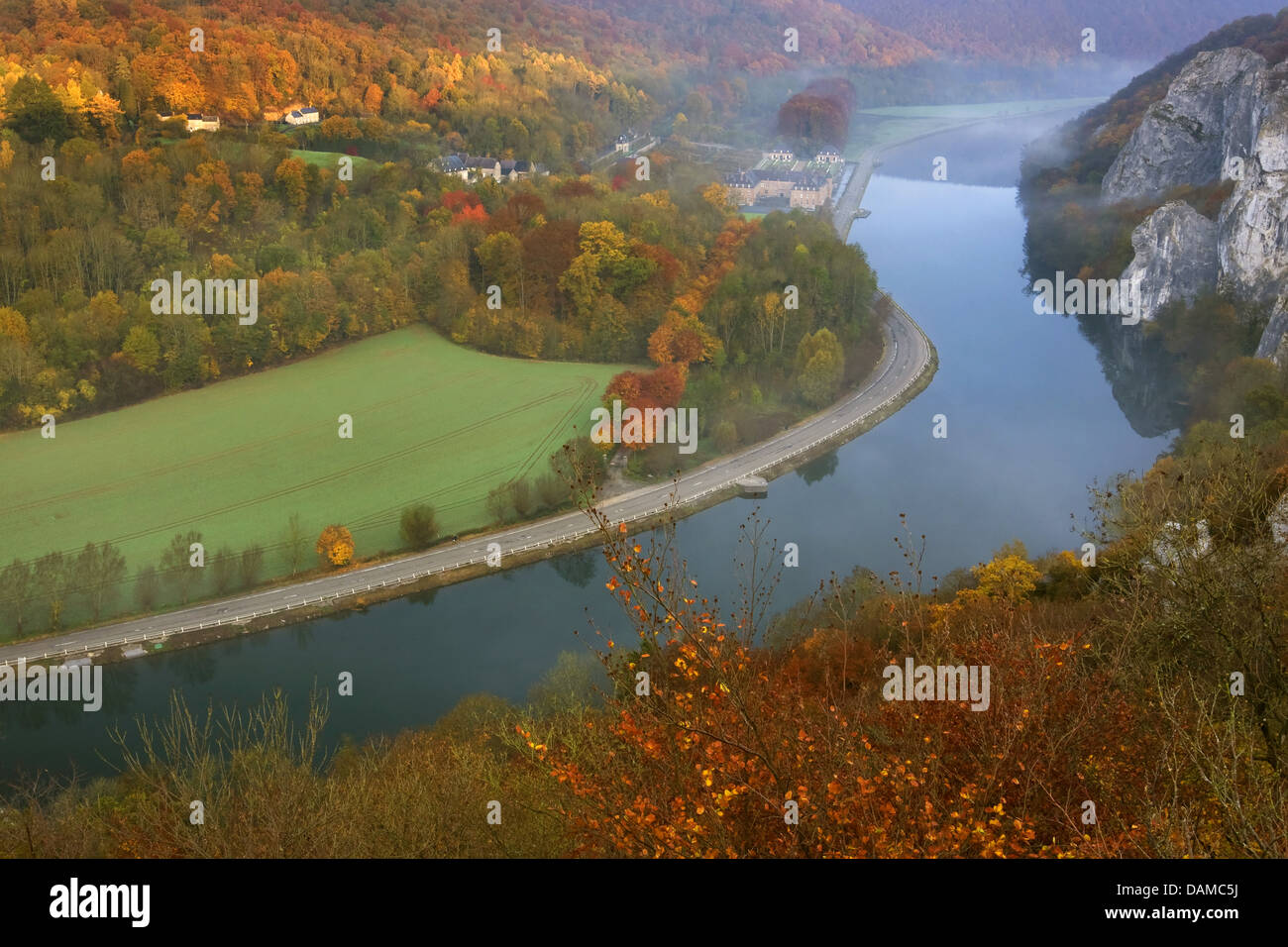 Maas Fluss im Herbst, Belgien, Ardennen, Dinant Stockfoto