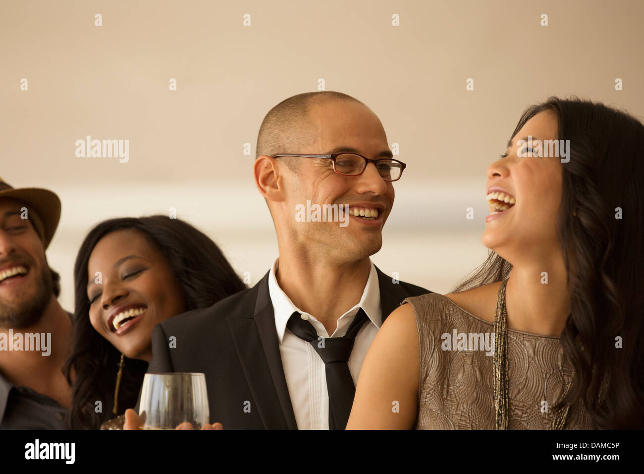 Freunde Lachen auf party Stockfoto