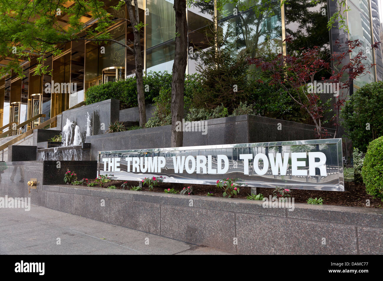 Zeichen der Trump World Tower in New York City in Fiont des Gebäudes Stockfoto