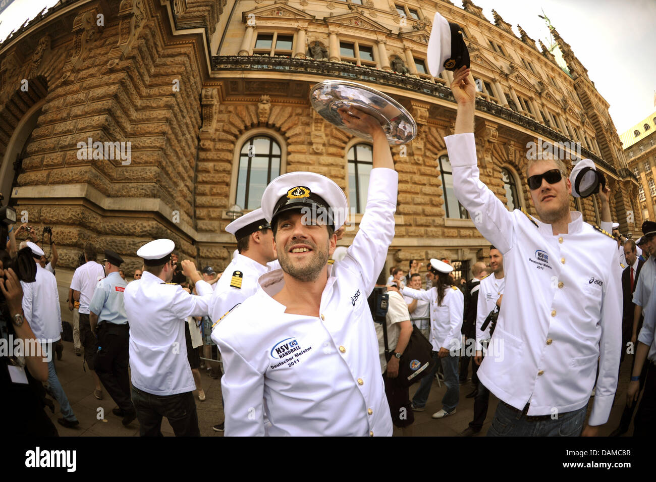 Team-Kapitän von HSV Handball Guillaume Gille (C) jubelt mit der Meisterschaft Schild vor dem Hamburger Rathaus, Deutschland, 5. Juni 2011. HSV Handball ist deutscher Handball Meister zum ersten Mal in der Geschichte des Vereins. Foto: Marcus Brandt Stockfoto