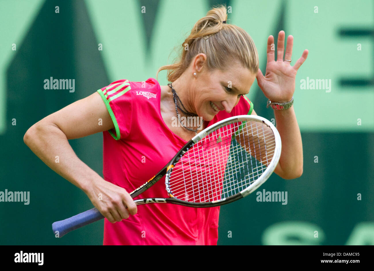 Ehemalige Welt Klasse Tennisspielerin Steffi Graf aus Deutschland Witze um  während ein Showmatch mit ehemaligen französischen Tennis Weltklassespieler  Leconte während der Gerry Weber Open in Halle, Deutschland, 4. Juni 2011.  Sie gewannen