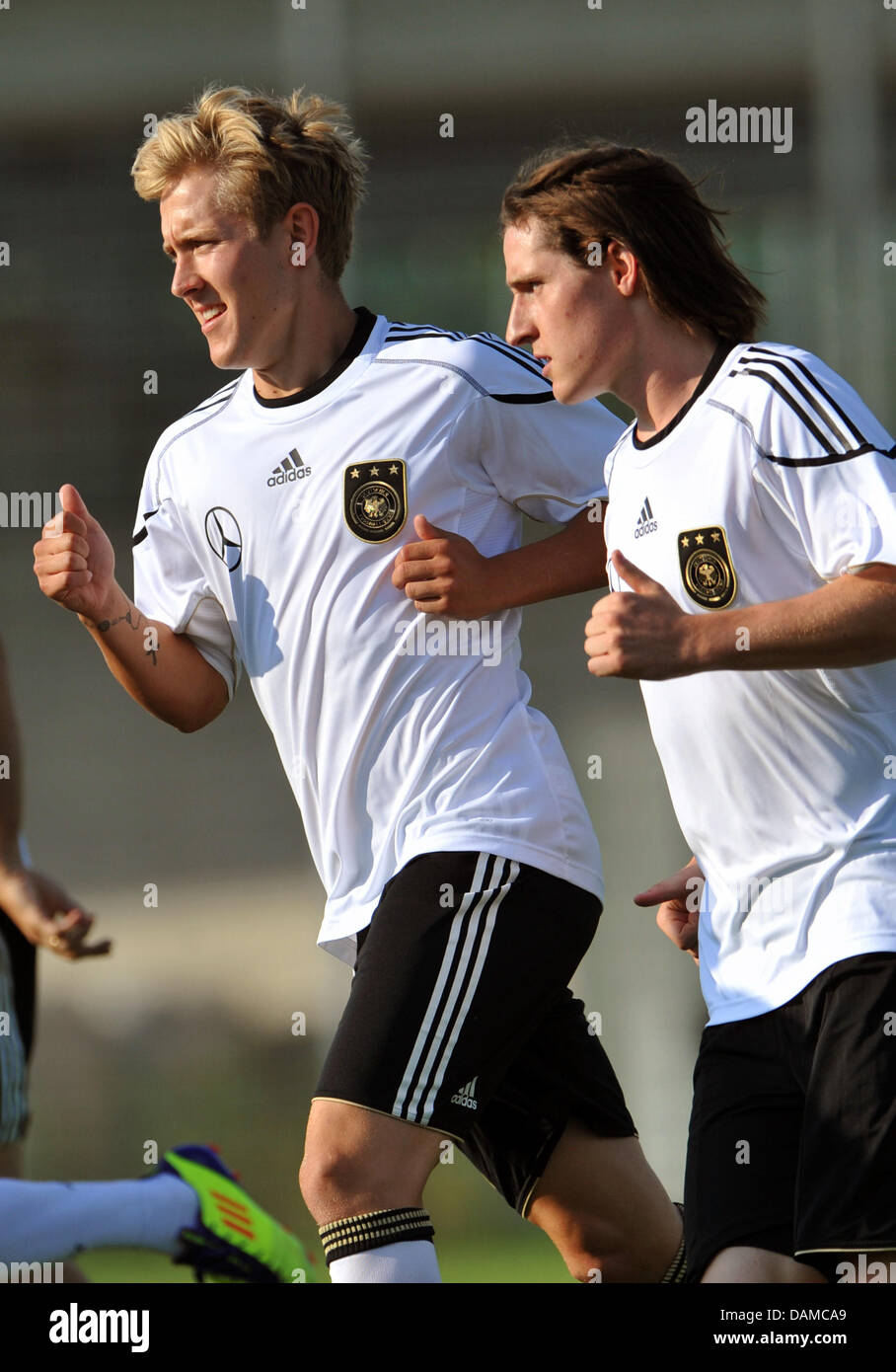 Fußballspieler Lewis Holtby (L) und Sebastian Rudy Aufwärmen während einer Trainingseinheit im Ernst-Happel-Stadion in Wien, Österreich, 5. Juni 2011. Holtby und Rudy wurden spät, nominiert, weil Spieler der Nationalmannschaft musste fallen, aufgrund von Verletzungen. Deutschland steht vor Aserbaidschan für ein Qualifikationsspiel für die Europameisterschaft am 7. Juni 2011. Foto: Andreas Ge Stockfoto