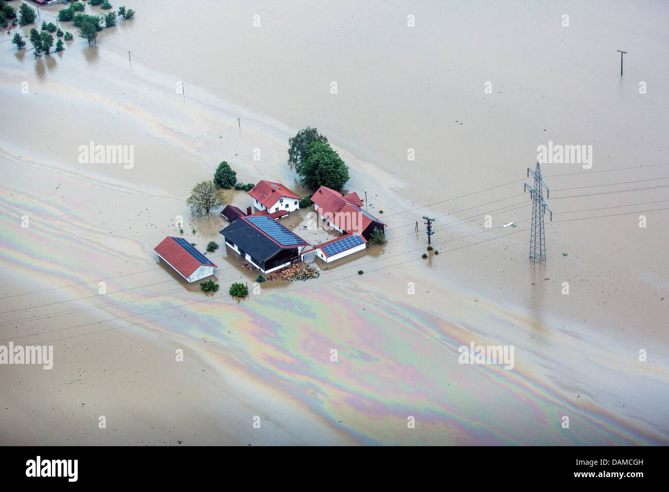 überflutete Bauernhaus vom Fluss Inn mit Ölfilm bei Hochwasser im Juni 2013, Deutschland, Bayern, Schaerding Stockfoto