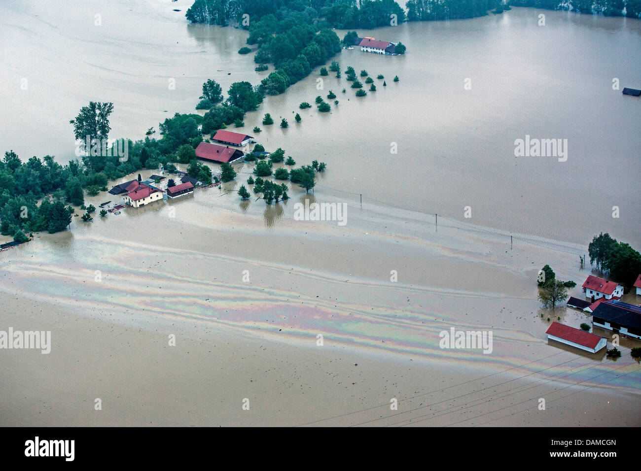überflutete Bauernhäuser Fluss Inn mit Ölfilm bei Hochwasser im Juni 2013, Deutschland, Bayern, Schaerding Stockfoto