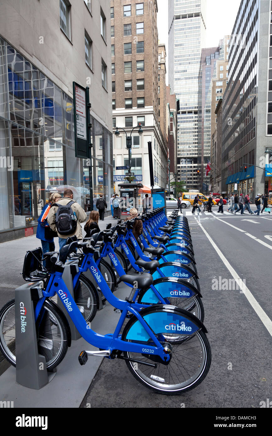 Blaue Fahrräder zum mieten in New York City Stockfoto
