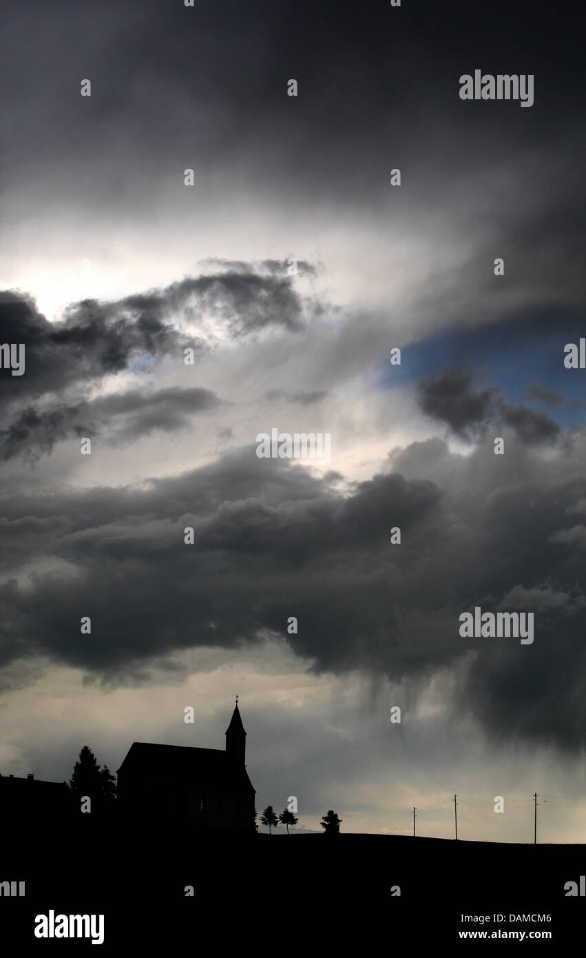 Gewitterwolken regnen über die Sankt Alban-Kapelle in der Nähe von Goerwangs, Deutschland, 5. Juni 2011. Starke Gewitter, die Starkregen und Hagel Dusche verursachen, hetzen über das Alpenvorland. Foto: Karl-Josef Hildenbrand Stockfoto