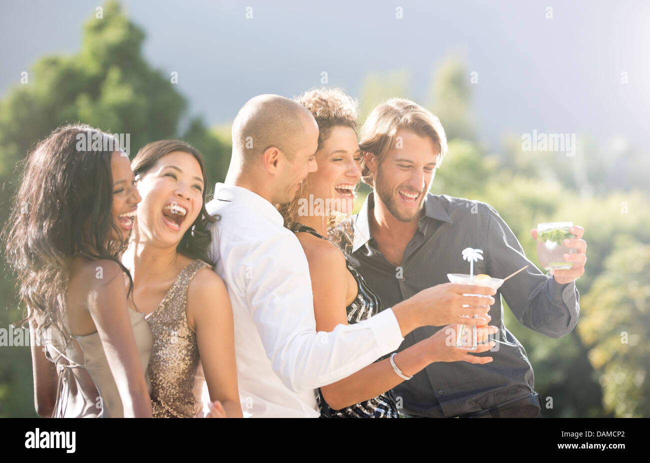 Freunde lachen zusammen auf party Stockfoto