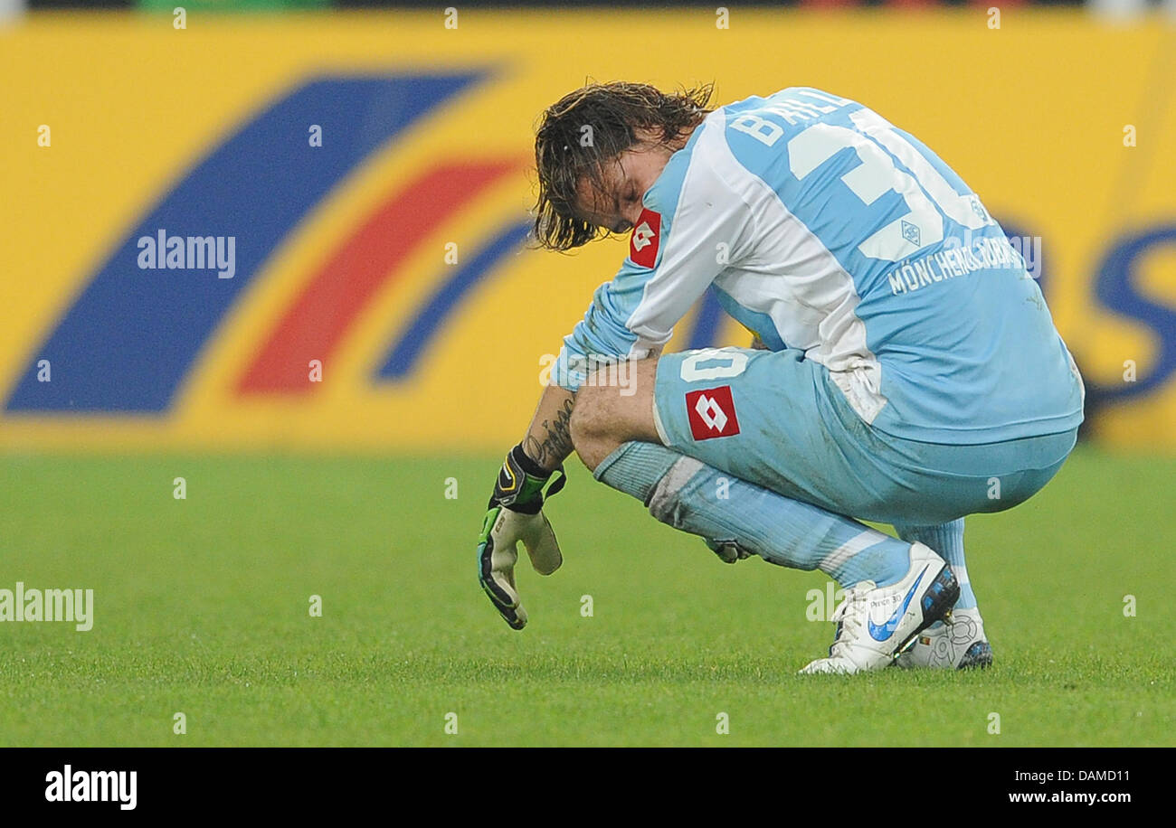 (Dpa Datei) - ein Datei Bild, datiert, 22. September 2010, zeigt Torhüter Logan Bailly von Bundesliga-Fußball-club Borussia Moenchengladbach hocken auf dem Spielfeld nach Mönchengladbach das Spiel gegen Bundesliga-Fußball-Club St. Pauli 1: 2 im Fußballstadion in Mönchengladbach verliert. Bailly wurde zu fünf Monaten auf Bewährung nach einer Schlägerei in der belgischen Stadt verurteilt. Stockfoto