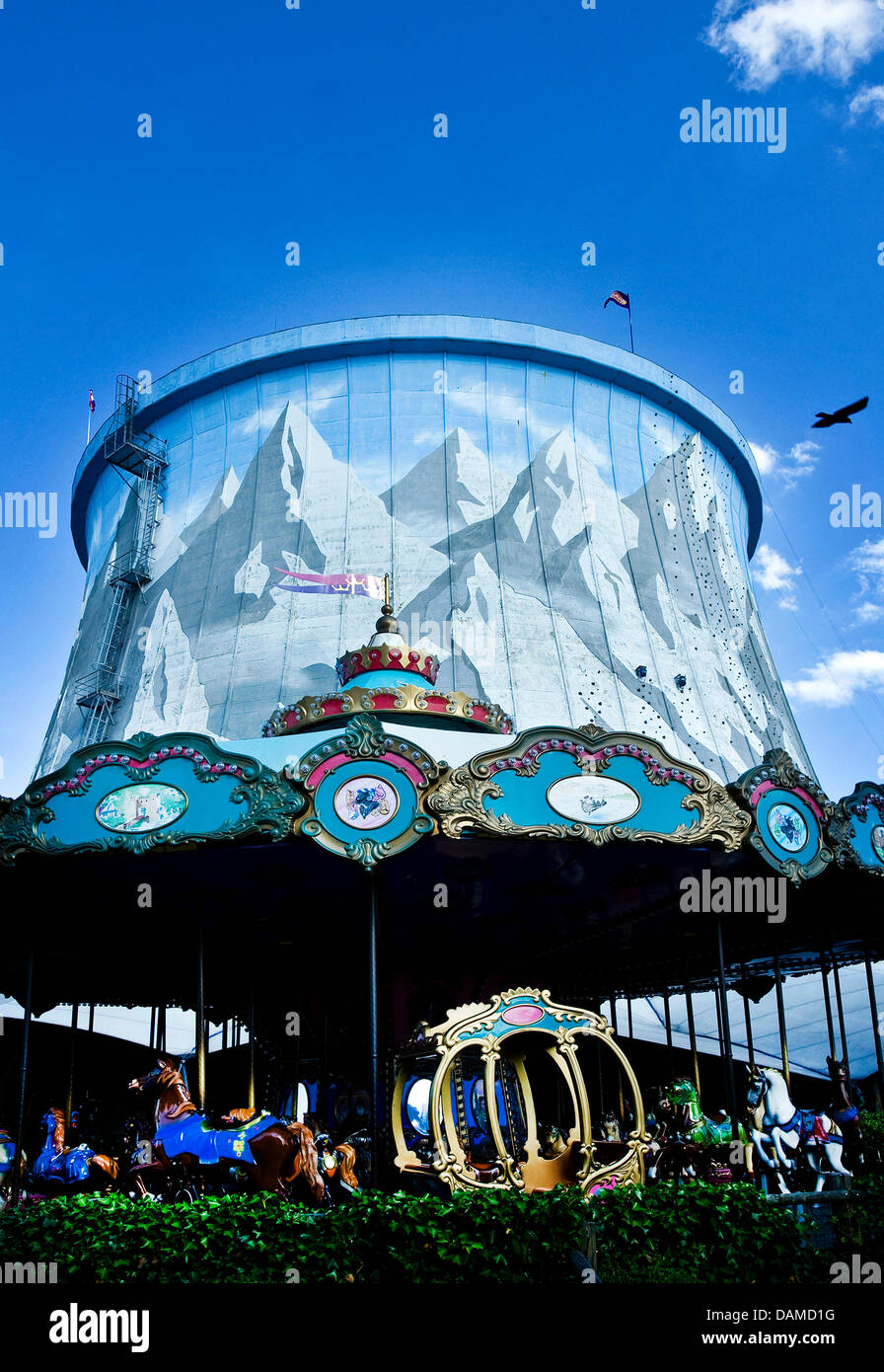 Der Kühlturm des ehemaligen schnellen Brüter steht hoch im Freizeitpark Wunderland Kalkar in Kalkar, Deutschland, 30. Mai 2011. Niederländische Unternehmer Hennie van der Most kaufte das ehemalige Kernkraftwerk im Jahr 1995 nach es dies wurde und das Gelände in ein Hotel, Tagung und Freizeit-Center umgewandelt. Foto: Victoria Bonn-Meuser Stockfoto