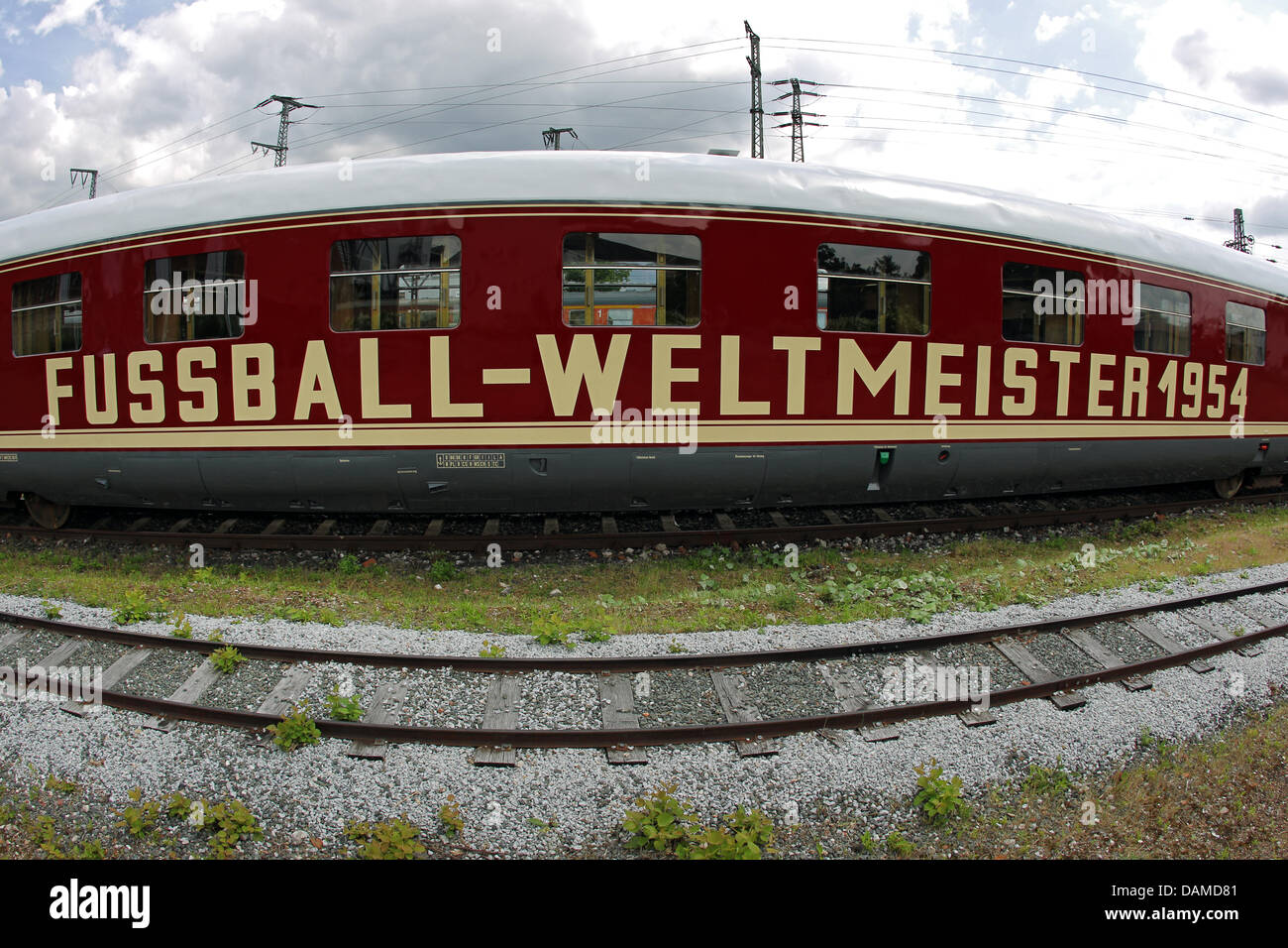 Der Zug, in dem die Fußball-Nationalmannschaft von Bern nach dem Gewinn der Weltmeisterschaft 1954, der VT 08 zurück steht auf dem Boden des DB-Museums in Nürnberg, 6. Juni 2011. Es ist Teil der Ausstellung "Nächster Halt: Sport", d. h. bis 4. September 2011 für Sie geöffnet. Foto: Daniel Karmann Stockfoto