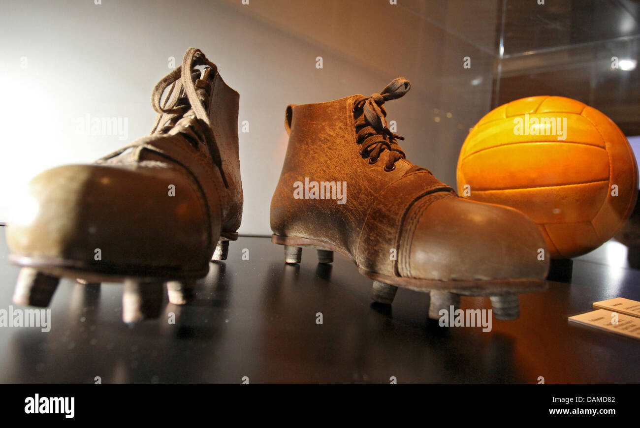 Fußballschuhe des 19 jahrhunderts -Fotos und -Bildmaterial in hoher  Auflösung – Alamy