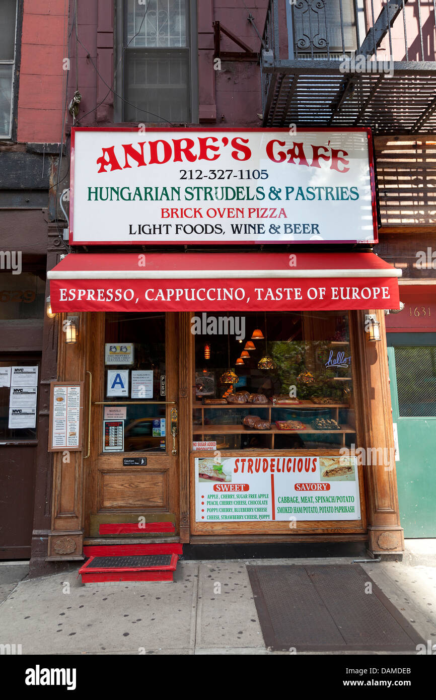 Fassade des ungarischen Café in NYC, USA Stockfoto