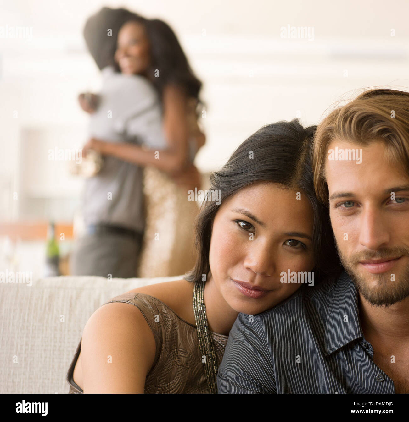 Paar umarmt auf sofa Stockfoto