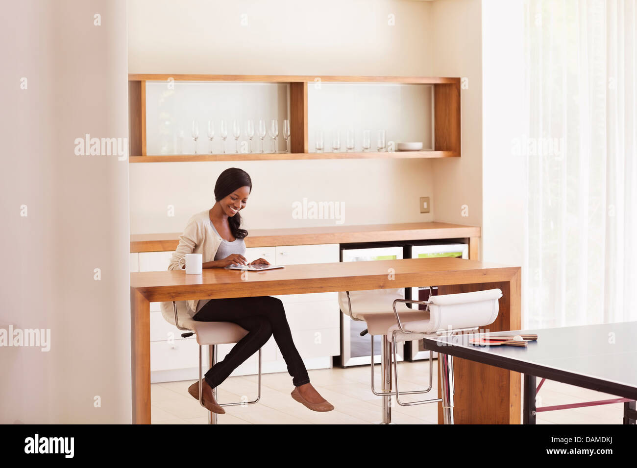 Frau mit Tablet-Computer am Tisch Stockfoto