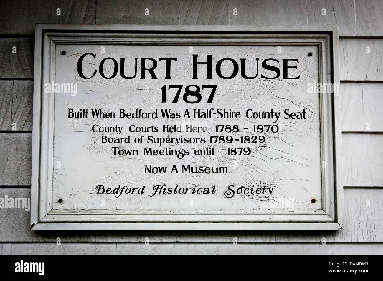 Ein altes Schild mit Bedford County Court House gebaut im Jahre 1787 Stockfoto