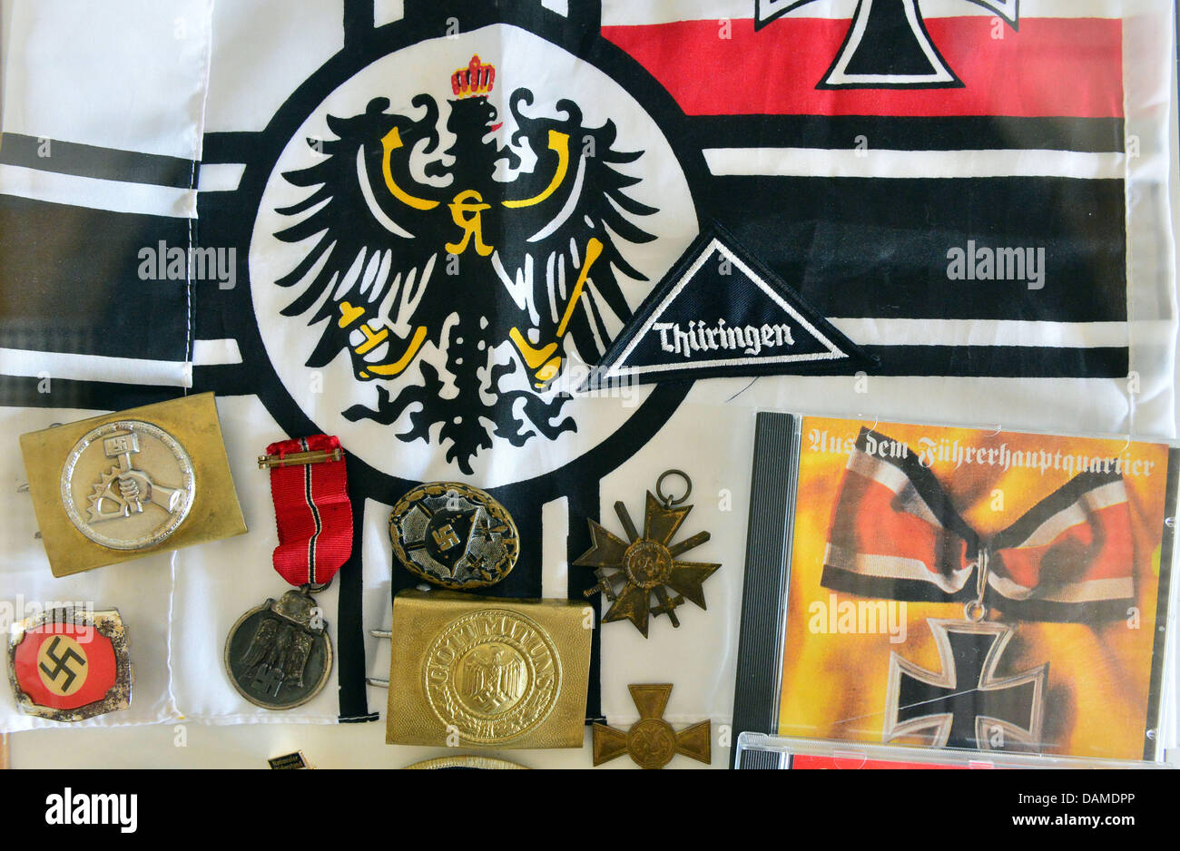 Beschlagnahmten rechten extremistische Propagandamaterial wird in einer Vitrine in der Presentatioon des Thüringer Berichts über den Schutz der Verfassung in Erfurt, Deutschland, 16. Juli 2013 angezeigt. Foto: Martin Schutt Stockfoto