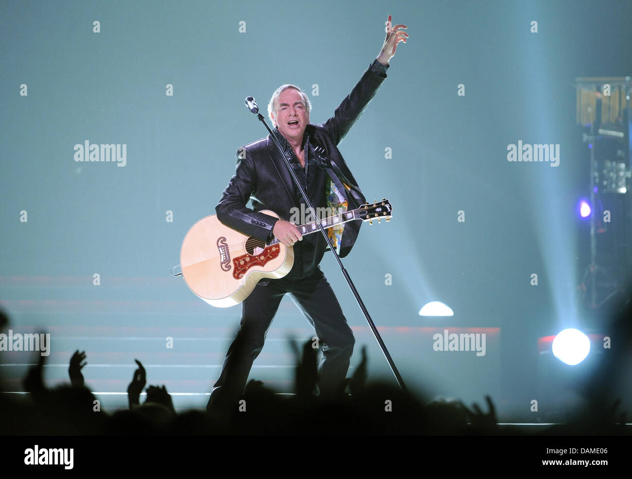 US-Sänger Neil Diamond führt auf der Bühne während eines Konzerts am Veranstaltungsort O2 World in Berlin, Deutschland, 7. Juni 2011. Er spielt auch Konzerte in Mannheim, Oberhausen und Hamburg. Foto: Britta Pedersen Stockfoto