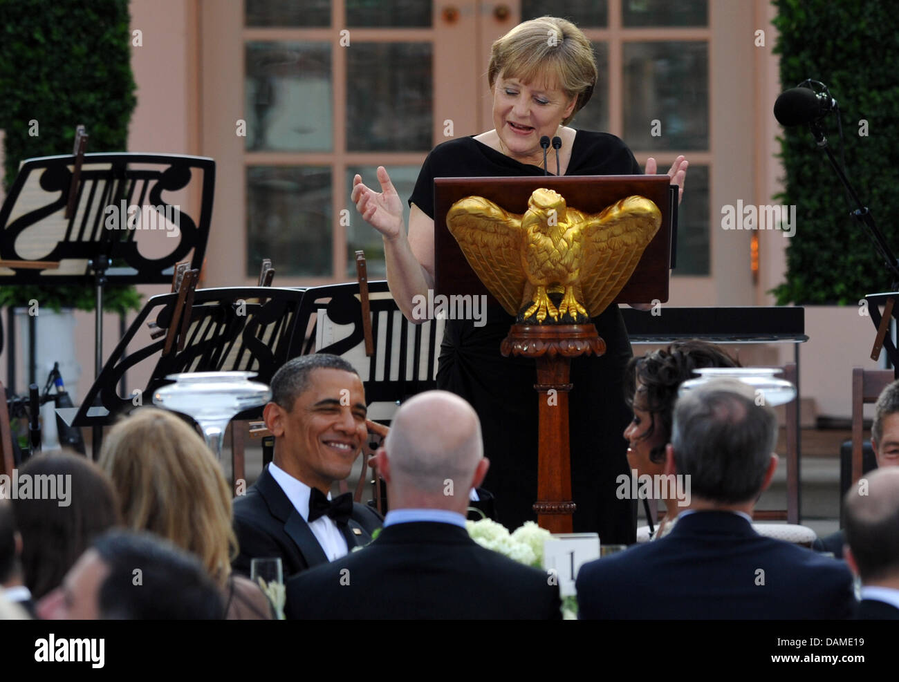Bundeskanzlerin Angela Merkel hält eine Rede, nachdem sie bei einem Dinner im Weißen Haus in Washington, D.C., USA, 7. Juni 2011 mit der Medal Of Freedom ausgezeichnet wurde. Die Medal Of Freedom ist die wertvollste zivilen Auszeichnung der USA. Merkel bleibt bei einem zweitägigen Besuch in den USA. Foto: Rainer Jensen Stockfoto