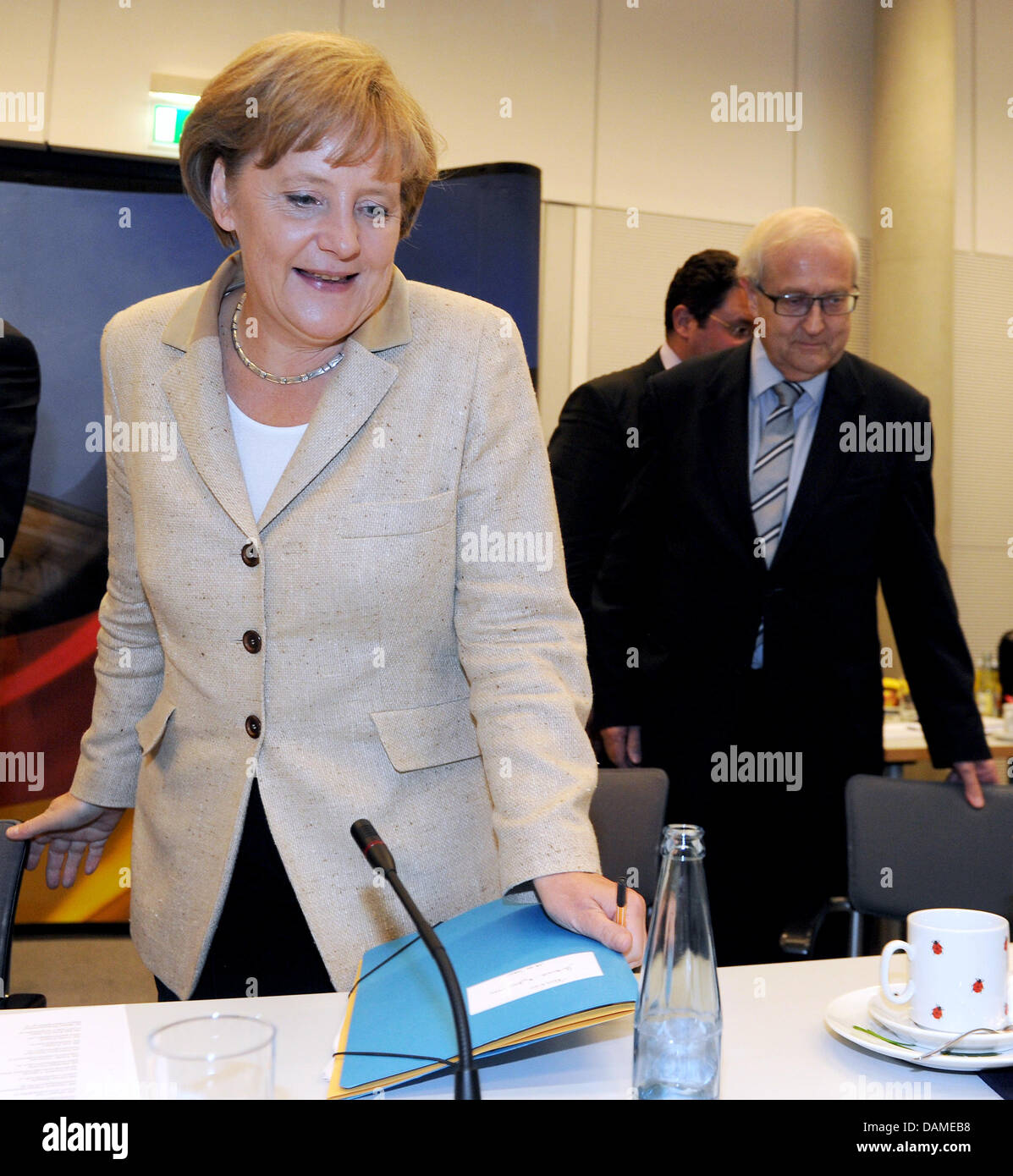 Deutsche Bundeskanzlerin Angela Merkel (CDU) (L) nimmt Teil an einer Sitzung der FDP Bundestag Partei Bruchteil als sie neben dem Vorsitzenden der FDP-Partei-Fraktion Rainer Bruederle in Berlin, Deutschland, 8. Juni 2011 sitzt. Foto: Tim Brakemeier Stockfoto