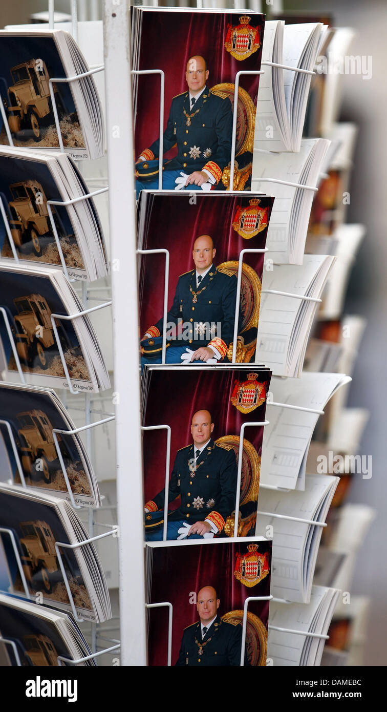 Postkarten mit der offiziellen Verlobung Bild von Prinz Albert II von Monaco und seine zukünftige Frau Charlene Wittstock sind auf dem Display in einem Souvenirshop in Monte Carlo, Monaco, 27. Mai 2011. Die Hochzeitsvorbereitungen sind in vollem Gange. Foto: Jens Büttner Stockfoto