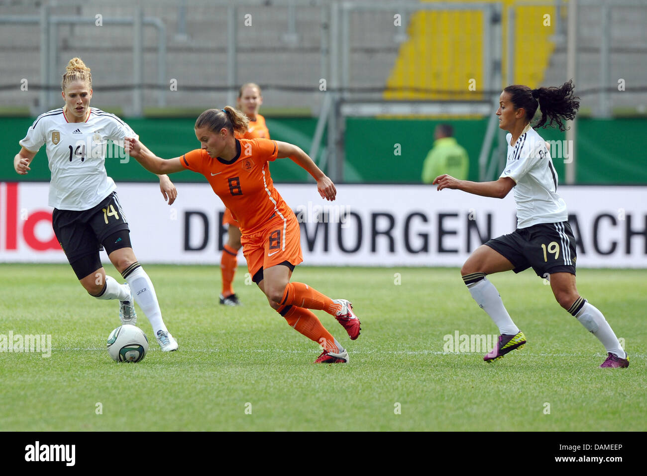 Kim Kulig (L) und Fatmire Bajramaj R Deutschlands) wetteifern um den Ball mit Sherida Spitze der Niederlande während der internationalen Frauen Fußballspiel Deutschland gegen die Niederlande im Tivoli-Stadion in Aachen, Deutschland, 7. Juni 2011. Foto: Revierfoto Stockfoto