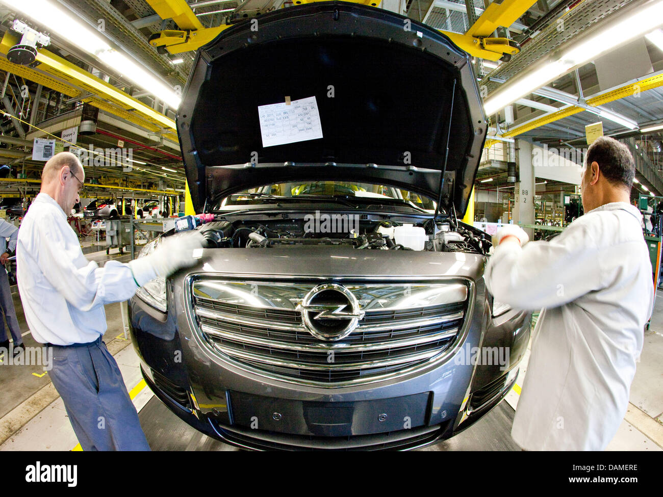 Production line at opel factory -Fotos und -Bildmaterial in hoher ...