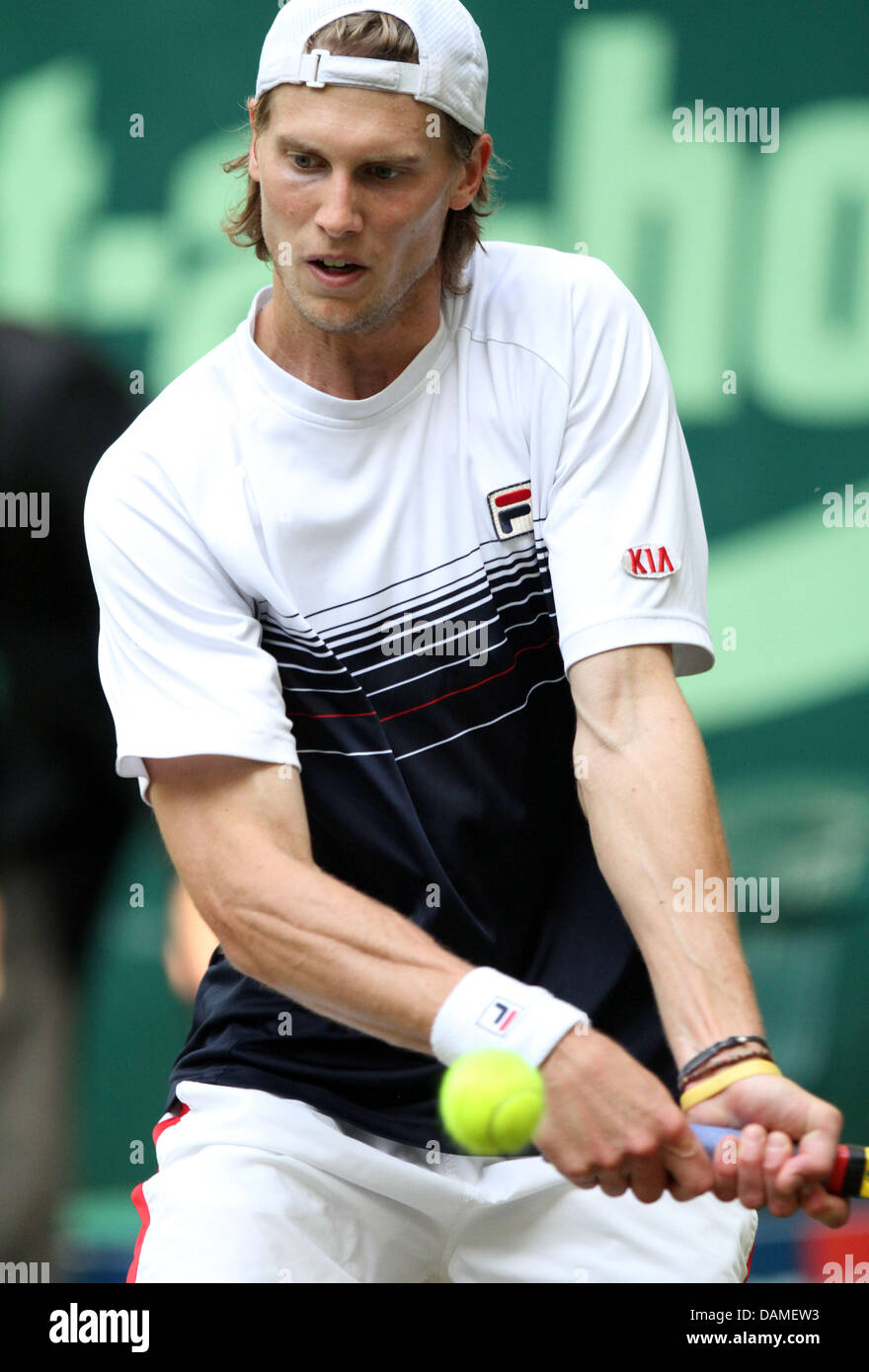 Italienischer Tennisspieler Andreas Seppi schlägt den Ball in der Runde der 16 Spiel gegen Hewitt aus Australien auf der ATP World Tour in Halle (Westfalen), Deutschland, 9. Juni 2011. Foto: OLIVER KRATO Stockfoto