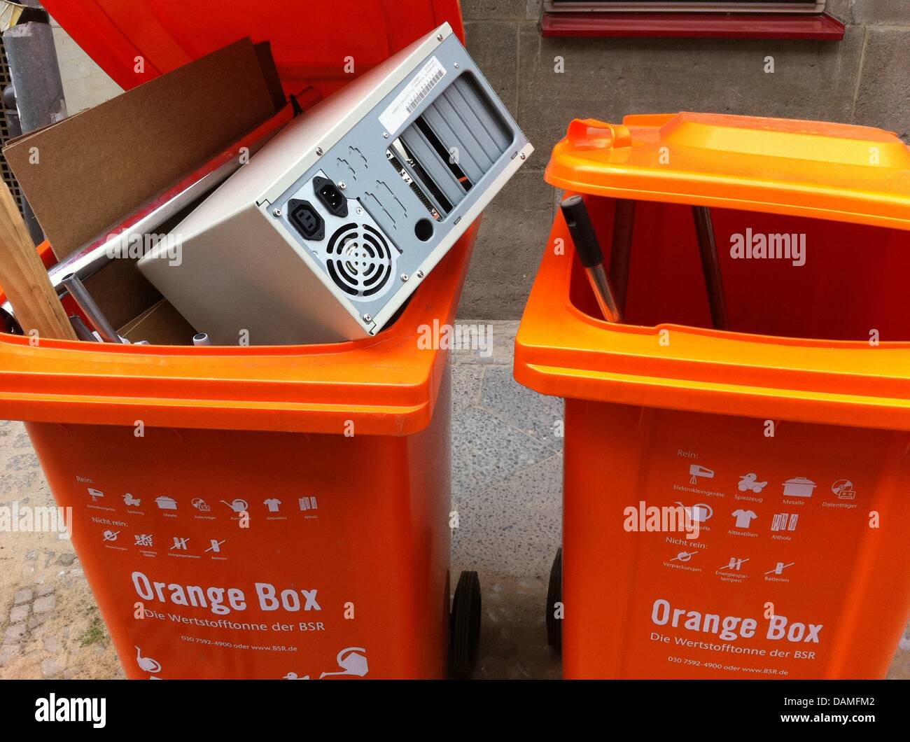 Ein PC-Gehäuse liegt in einem Orangen Mülleimer in Berlin, Deutschland, 19.  Mai 2011 stecken. Der neue Container für Wertstoffe wird von der  Stadtreinigung Department of Berlin ausgestellt und ist kostenlos. Foto: Jan