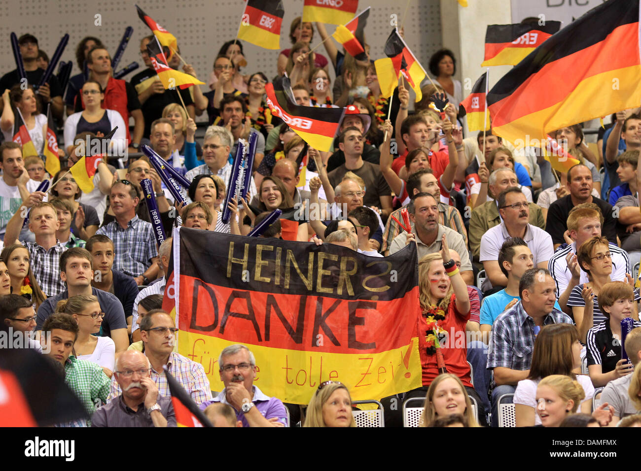 Deutsche Handball-Fans danken Ausgehende Trainer Heiner Brand mit Bannern, während die europäischen Männer Handball WM-Qualifikationsspiel Deutschland vs. Lettland in der Arena in Trier, Deutschland, 12. Juni 2011. Bundes-Trainer Heiner Brand als Trainer die Handball-Nationalmannschaft zum letzten Mal. Foto: THOMAS FREY Stockfoto