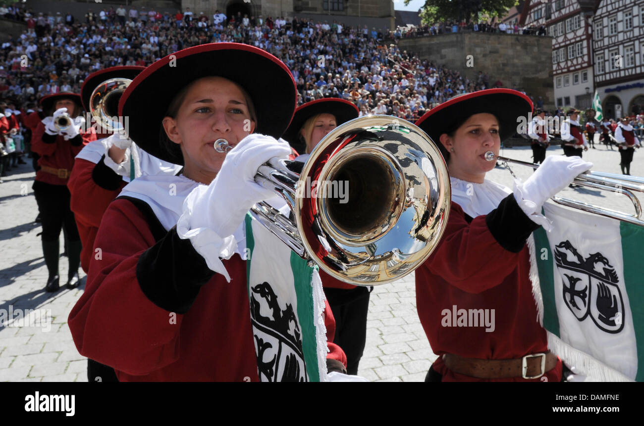 Mitglieder einer Fanfare-Band spielen auf ihren Instrumenten, wie sie über den Marktplatz während des Salter-Festivals in Schwäbisch Hall, Deutschland, 12. Juni 2011 marschieren. Die Veranstaltung findet in der Regel legen jährlich um Pfingsten. Foto: Franziska Kraufmann Stockfoto