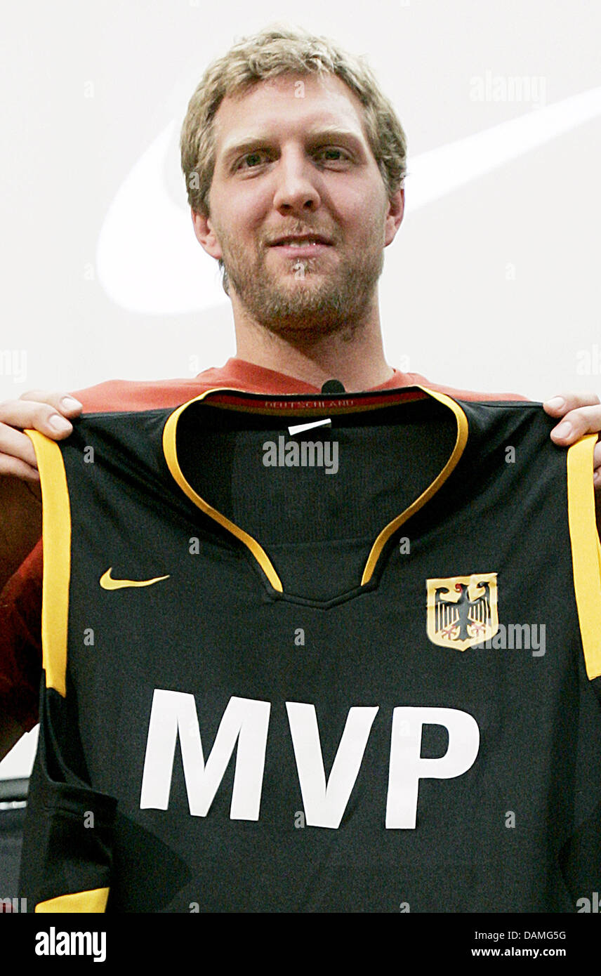 (Dpa-Datei)-ein Datei-Bild datiert 22. Mai 2007 der deutsche Basketballspieler Dirk Nowitzki hält ein Hemd sagen "MVP" (Most Valuable Player), die ihm von Nike auf einer Pressekonferenz in Frankfurt Am Main, Deutschland gegeben wurde. Am 12. Juni 2011 gewann Dirk Nowitzki und den Dallas Mavericks den NBA-Titel gegen die Miami Heat. Foto: Frank Mai Stockfoto