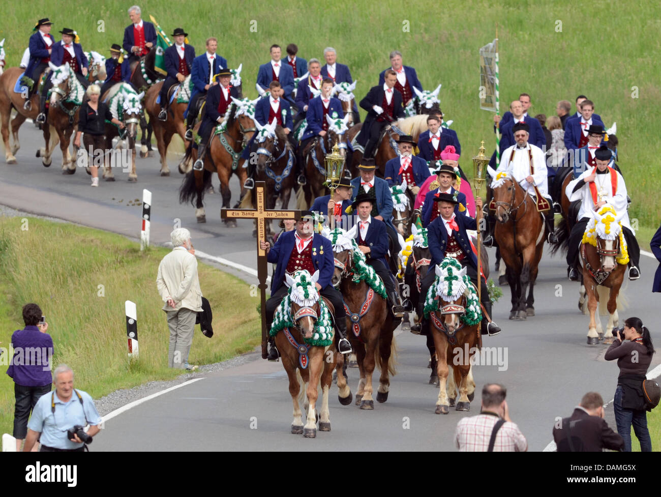 Teilnehmer der Koetzing Pfingsten-Ride reiten ihre Pferde in der Nähe von Bad Koetzing, Deutschland, 13. Juni 2011. Der Umzug mit rund 900 Reiter ist eines der ältesten bayerischen Brauchtum Events. Frauen dürfen nicht teilnehmen. Foto: Armin Weigel Stockfoto