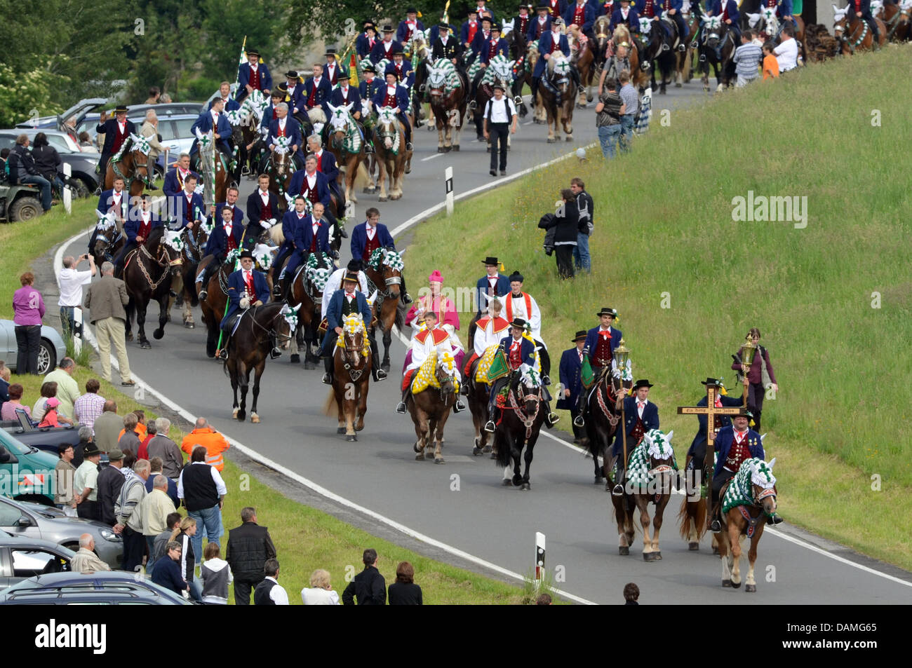 Teilnehmer der Koetzing Pfingsten-Ride reiten ihre Pferde in der Nähe von Bad Koetzing, Deutschland, 13. Juni 2011. Der Umzug mit rund 900 Reiter ist eines der ältesten bayerischen Brauchtum Events. Frauen dürfen nicht teilnehmen. Foto: Armin Weigel Stockfoto