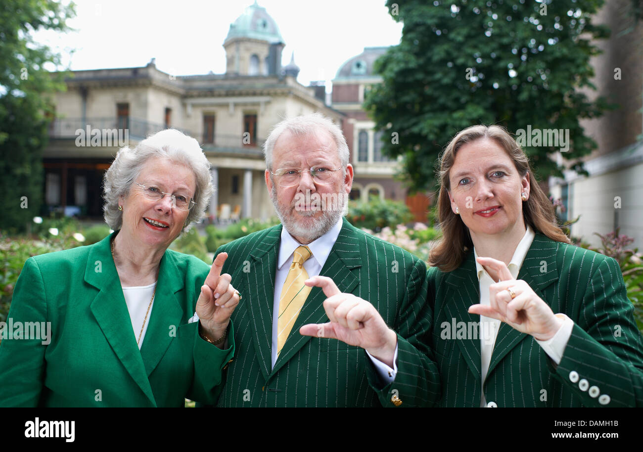 Die Eigentümerfamilie des Herstellers Kräuterlikör Underberg, Christiane Underberg, Emil Underberg und Hubertine Underberg-Ruder Pose im Kräutergarten am Hauptsitz des Unternehmens anlässlich der 165. Jahrestag der Gründung des Unternehmens in Rheinberg, Deutschland, 16. Juni 2011. Foto: Bernd Thissen Stockfoto