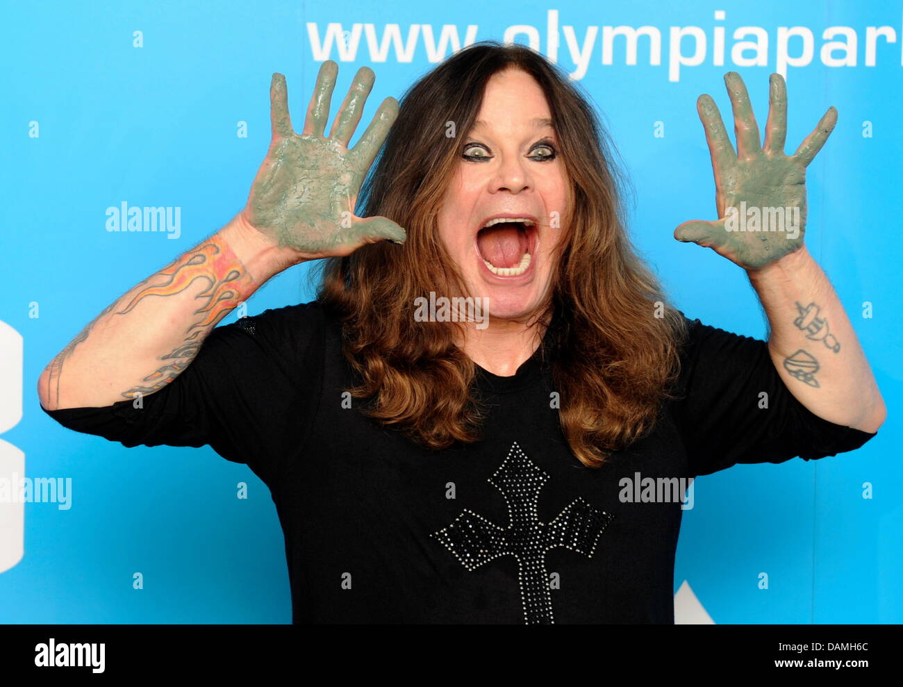 Nach dem Guß seine Hände in weichen Beton Musiker hebt Ozzy Osbourne seine Hände in München, Deutschland, 15. Juni 2011. Die Betonplatte wird in der "München Olympic Walk of Stars" im Olympiapark im August 2011 festgelegt. Foto: Tobias Hase Stockfoto