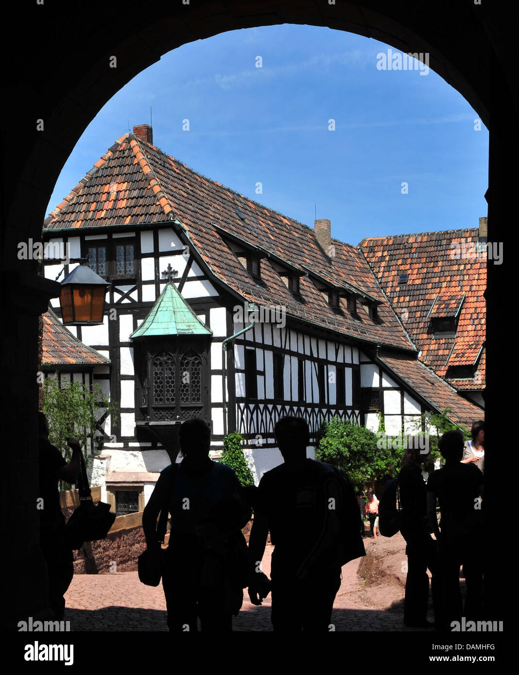 Touristen besuchen die Wartburg in Eisenach, Deutschland, 6. Juni 2011. Im Jahr 1521 übersetzt Martin Luther die Bibel in der 900 Jahre alten Burg ins Deutsche. Es ist daher eine der wichtigsten Stätten der Reformation in Deutschland. Im Jahr 2017 planen die Wartburg und der Stadt Eisenach, wo Luther School, eine große Jubiläumsausstellung zu hosten. Foto: Martin Schutt Stockfoto