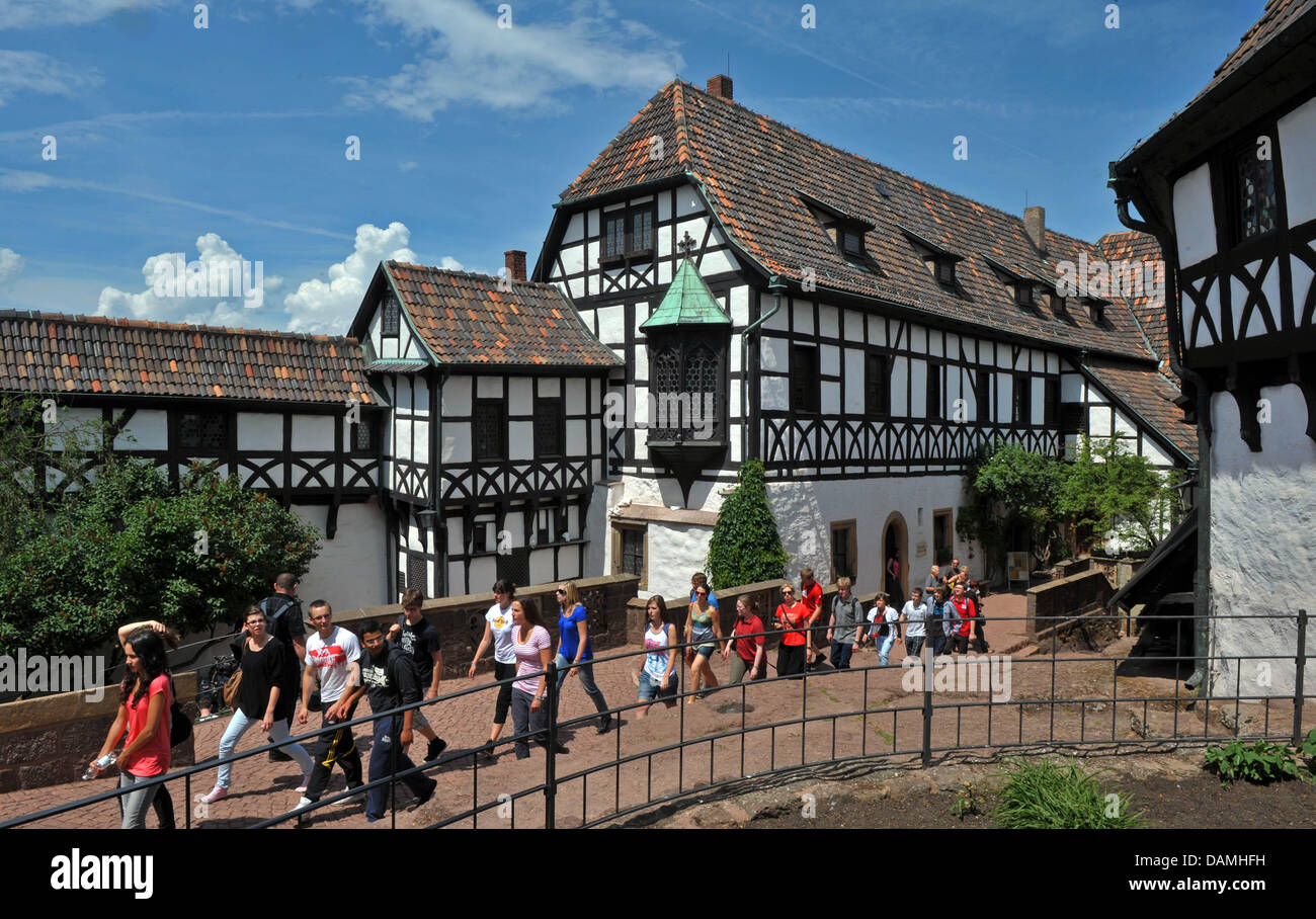 Touristen besuchen die Wartburg in Eisenach, Deutschland, 6. Juni 2011. Im Jahr 1521 übersetzt Martin Luther die Bibel in der 900 Jahre alten Burg ins Deutsche. Es ist daher eine der wichtigsten Stätten der Reformation in Deutschland. Im Jahr 2017 planen die Wartburg und der Stadt Eisenach, wo Luther School, eine große Jubiläumsausstellung zu hosten. Foto: Martin Schutt Stockfoto