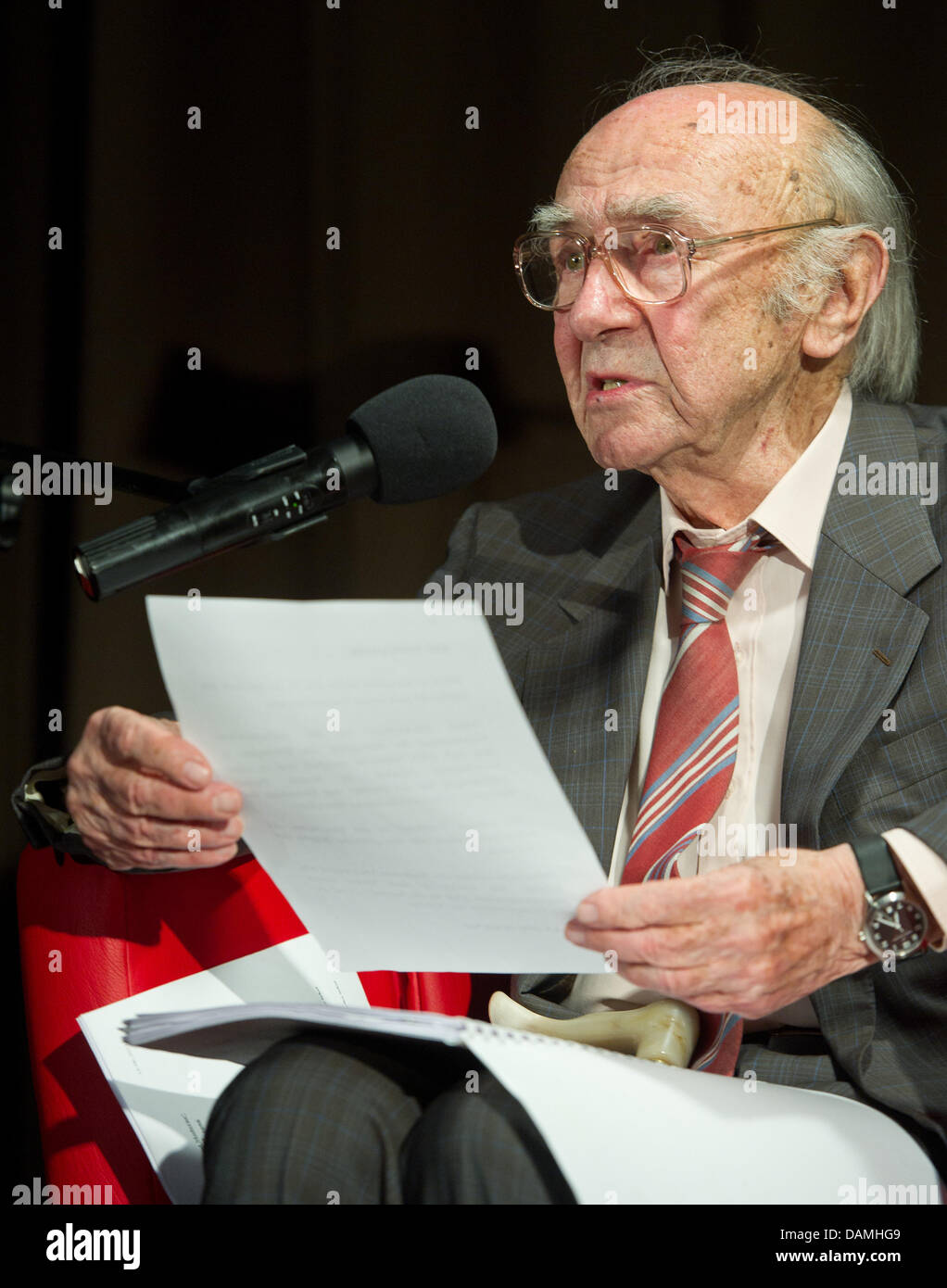 Der Übersetzer Karl Dedecius spricht zu seinem 90. Geburtstag am Collegium Polonicum in Frankfurt An Der Oder Nachbarstadt Slubice, Polen, 16. Juni 2011. Am 17. Juni erhalten der Übersetzer der polnischen Literatur Ehrendoktorwürde der Fakultät für Sozial- und Kulturwissenschaften an der Europa-Universität Viadrina Frankfurt von weil er viel für Deutsch-polnische Tat Stockfoto