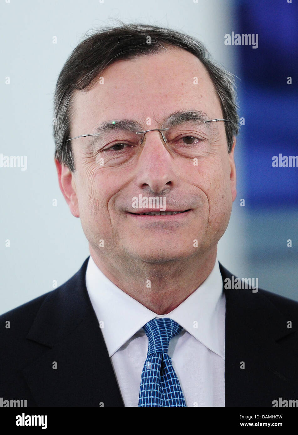 Die designierte Präsidenten der EZB, Mario Draghi, ist in der Staatskanzlei in Berlin, Deutschland, 16. Juni 2011 abgebildet. Foto: Hannibal Stockfoto