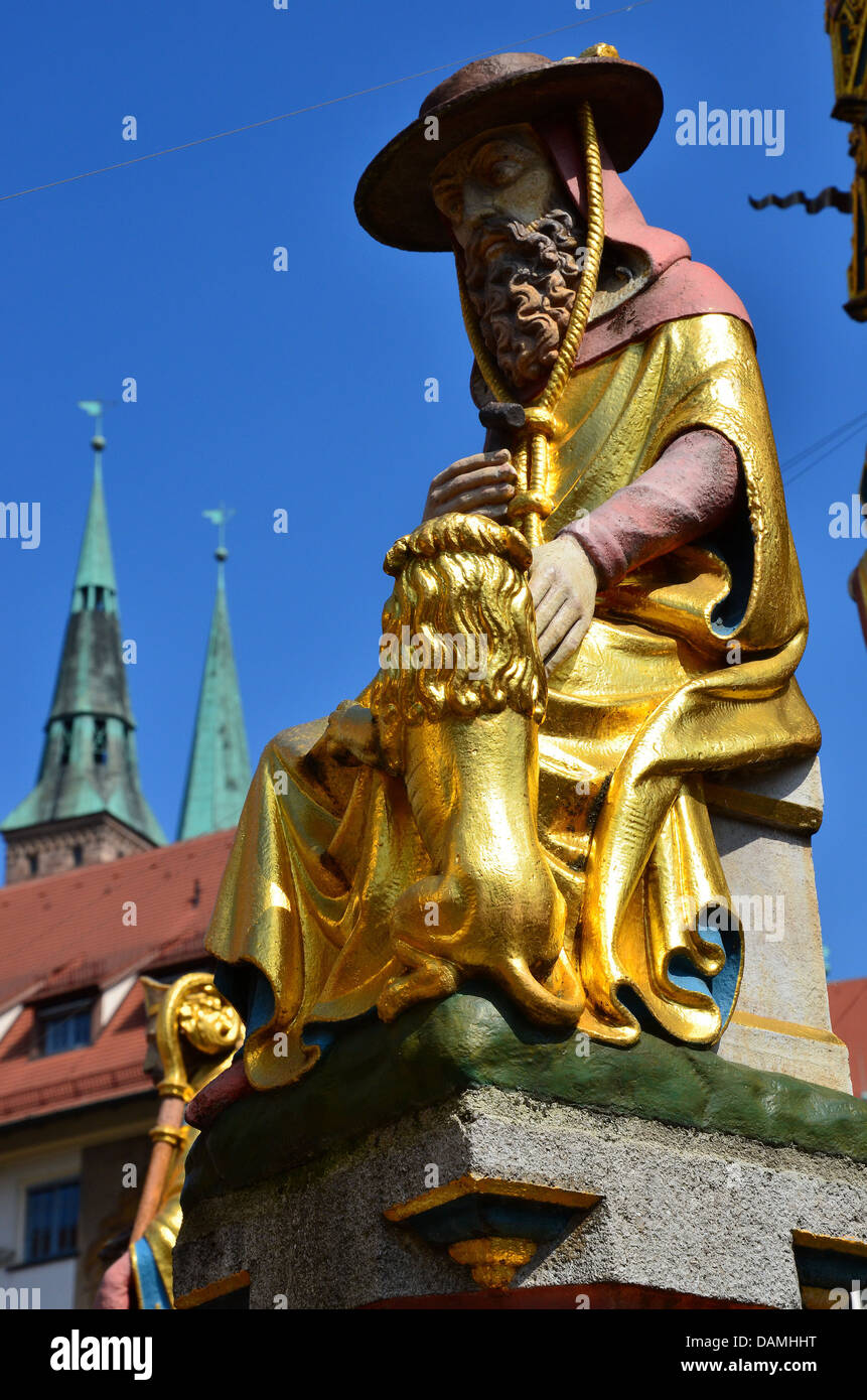 Einer der Statuen von den neun Worthies am schönen Brunnen in Nürnberg (1385-1396) - Markusplatz mit seinen Löwen. Stockfoto