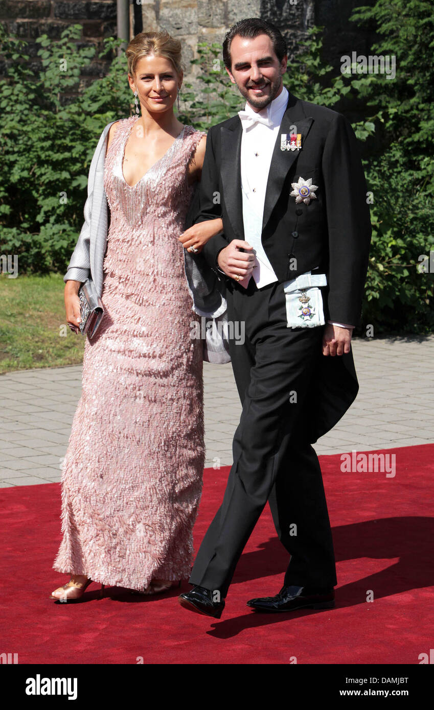 Prinz Nikolaos von Griechenland und seine Frau Tatiana Blatnik kommen für die kirchliche Trauung von Prinzessin Nathalie von Sayn-Wittgenstein-Berleburg und Alexander Johannsmann in der evangelischen Kirche der Burg in Bad Berleburg, Deutschland, 18. Juni 2011. Das Paar hatte eine standesamtliche Trauung am 27. Mai 2010. Foto: Albert Nieboer Niederlande Stockfoto