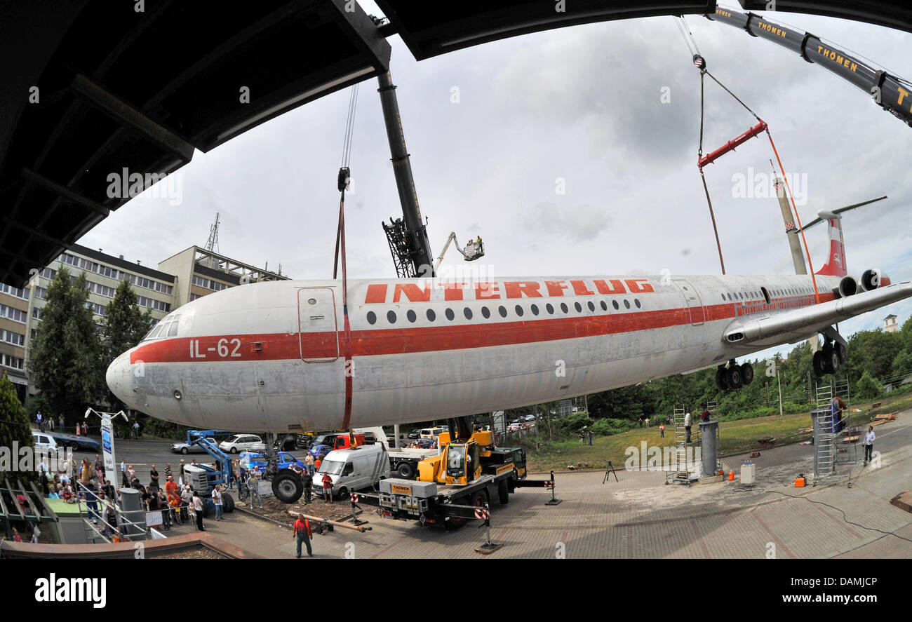 Interflug Crash Eine alte IL-62 der DDR-Fluggesellschaft Interflug ist auf drei ...