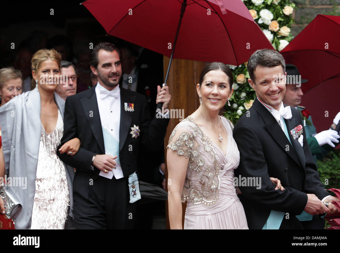 Kronprinz Frederik und Kronprinzessin Mary von Dänemark (beide R) und Prinz Nikolaos von Griechenland und seine Frau Tatiana Blatnik verlassen die Kirche nach dem religiösen Hochzeit von Prinzessin Nathalie von Sayn-Wittgenstein-Berleburg und Alexander Johannsmann in Bad Berleburg, Deutschland, 18. Juni 2011. Das Paar hatte eine standesamtliche Trauung am 27. Mai 2010. Foto: Albert Nieboer Niederlande Stockfoto