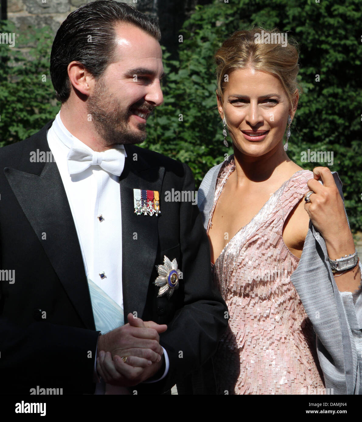 Prinz Nikolaos von Griechenland und seine Frau Tatiana Blatnik kommen für die kirchliche Trauung von Prinzessin Nathalie von Sayn-Wittgenstein-Berleburg und Alexander Johannsmann in der evangelischen Kirche der Burg in Bad Berleburg, Deutschland, 18. Juni 2011. Das Paar hatte eine standesamtliche Trauung am 27. Mai 2010. Foto: Albert Nieboer Niederlande Stockfoto