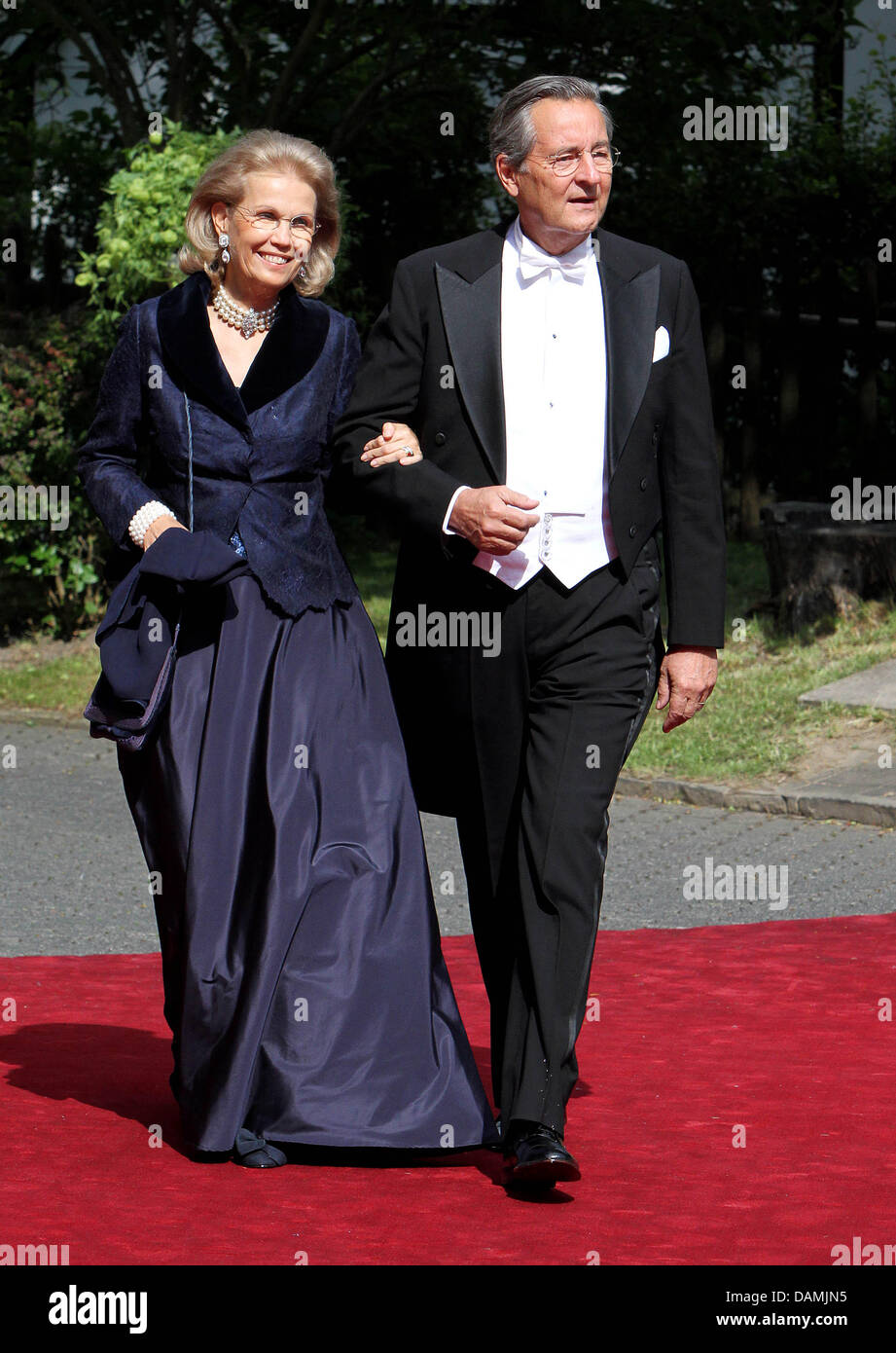 Gabriela Fürstin von Sayn-Wittgenstein-Sayn und Prinz Alexander von Sayn-Wittgenstein-Sayn kommen für die kirchliche Trauung von Prinzessin Nathalie von Sayn-Wittgenstein-Berleburg und Alexander Johannsmann in der evangelischen Kirche der Burg in Bad Berleburg, Deutschland, 18. Juni 2011. Das Paar hatte eine standesamtliche Trauung am 27. Mai 2010. Foto: Albert Nieboer Niederlande Stockfoto